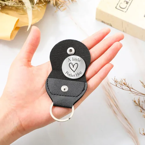 Vista 4 de Sureio Ficha de recuerdo de bolsillo para relaciones a larga distancia, recuerdo de acero inoxidable, regalo inspirador de doble cara con llavero