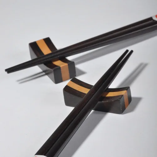 Vista 3 de 4 soportes creativos de madera para palillos – Elegantes reposa utensilios multifuncionales para decoración de mesa de comedor y almacenamiento