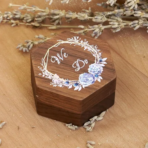 Vista 8 de LUUX Caja de anillo de boda de compromiso de madera de nogal personalizada. Caja de anillo impresa personalizada para ceremonia de boda, caja