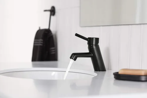 Vista 2 de Peerless P1547LF-BL Precept - Agujero único, flujo de agua de 1.0 GPM, negro mate Mate negro