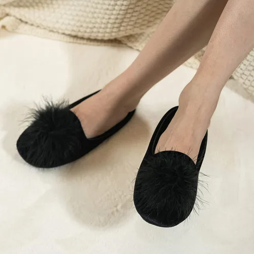 Vista 2 de GRITHEIM Pantuflas de terciopelo con pompones peludas para mujer, pantuflas de casa sexys y acogedoras para mujer, suela antideslizante
