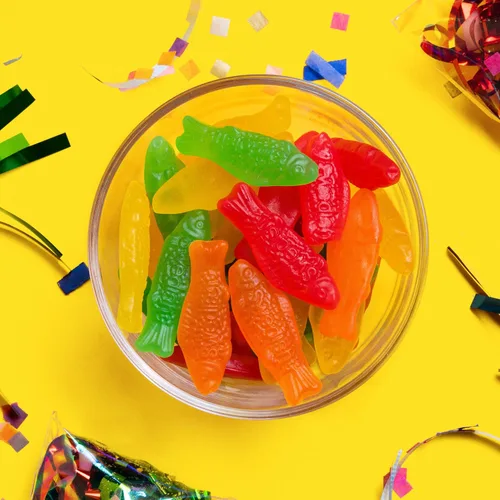 Vista 10 de SWEDISH FISH Surtido de dulces suaves y masticables, caramelos a granel, 5 libras