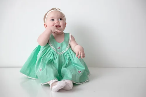 Vista 3 de Vestido de pana orgánico hecho a mano para bebé de 0 a 9 meses