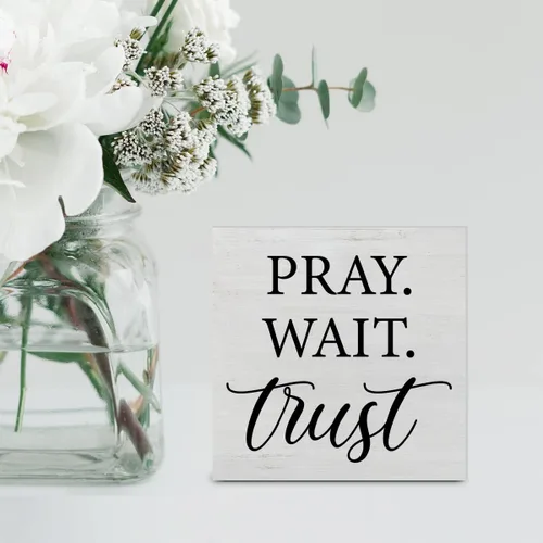 Vista 5 de Inspiration - Cartel de madera cristiana para decoración de escritorio, con texto en inglés "Pray Wait Trust", caja de madera rústica
