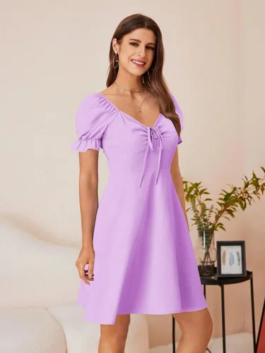 Vista 4 de WDIRARA Vestido corto de verano acampanado con cuello corazón y cordón frontal para mujer 2023