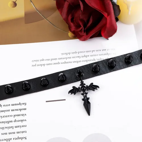 Vista 2 de MILAKOO Gargantilla punk negra gótica con remaches para mujeres y hombres con dije de cuero