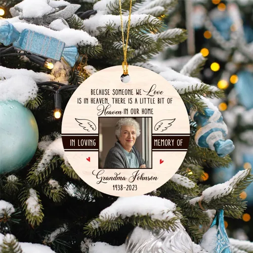 Vista 4 de Adorno de Navidad con texto en inglés "There is A Little Bit of Heaven in Our Home", en memoria amorosa de la foto, abuela, abuelo, adorno