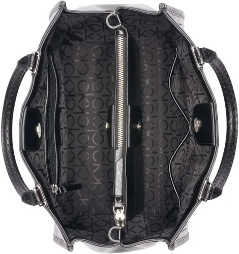 Vista 4 de Calvin Klein Sophia - Bolsa con triple compartimento, NegroPlata encerada Pu Emboss