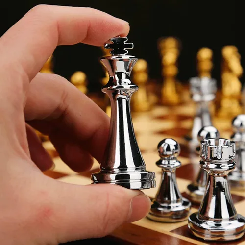 Vista 8 de Juego de ajedrez de madera de 11 pulgadas para adultos con piezas de Plata y oro de 11 pulgadas