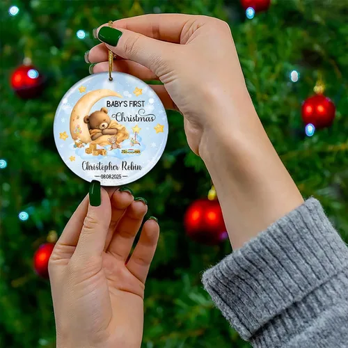 Vista 4 de Adorno personalizado para la primera Navidad del bebé 2025 con nombre personalizado, lindo oso en la luna, adornos redondos, regalo de primer
