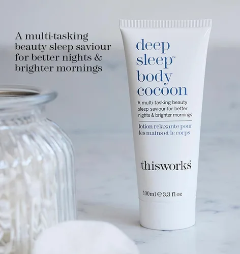 Vista 2 de THISWORKS Deep Sleep Body Cocoon – Loción corporal hidratante con lavanda, manzanilla y vetivert – Hidratante relajante nocturno para piel seca