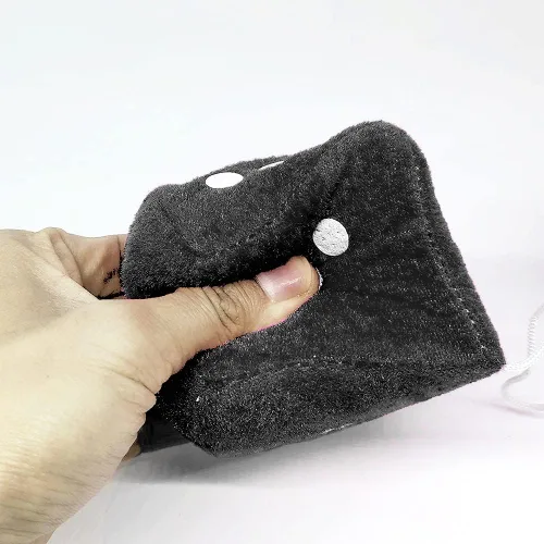 Vista 5 de Par de dados de felpa negros peludos de 2.75 pulgadas clásico vintage [dados nostálgicos de los años 80 para espejo de automóviles] para espejos