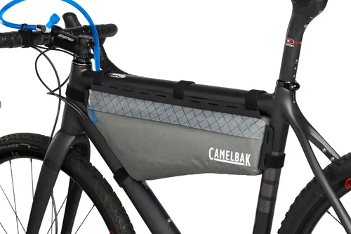 Vista 4 de CamelBak M.U.L.E. Bikepacking - Paquete de marcos triangulares impermeables con depósito de hidratación rápida de 2 litros, almacenamiento seguro