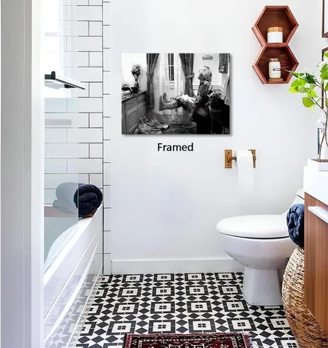 Vista 5 de Lona enmarcada de arte de pared divertido de baño - póster de "Dumb and Dumber" para decoración de pared - impresiones en lona en blanco y negro