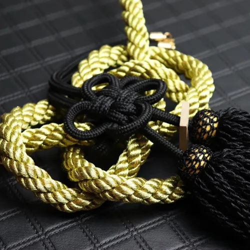 Vista 8 de Juego de 5 almohadas bordadas doradas Junction Produce JDM para el cuello del auto con almohadilla para el hombro + dije Vip Fusa Kiku JP Knot Kin