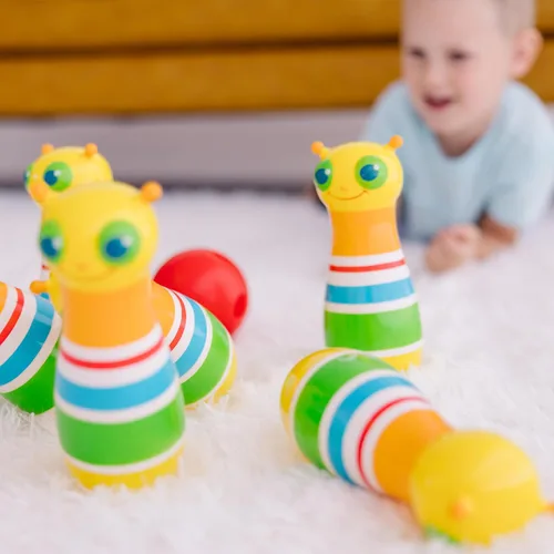 Vista 6 de Melissa & Doug Sunny Patch Giddy Buggy Juego de Bolos de Acción - 6 Pinos de Insectos, 1 Pelota de Plástico