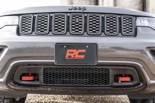 Vista 3 de Rough Country Ganchos de remolque rojos forjados para Jeep Grand Cherokee (2015-2022) - Puntos de recuperación delanteros de alta resistencia