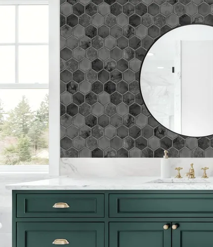 Vista 2 de NextWall Papel pintado geométrico hexagonal con incrustaciones para despegar y pegar (negro cósmico y plateado)