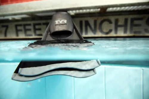 Vista 5 de TYR Crossblade Fins 2.0 - Aletas de natación de goma natural duraderas de hoja corta para entrenamiento de fuerza, velocidad y resistencia de piernas