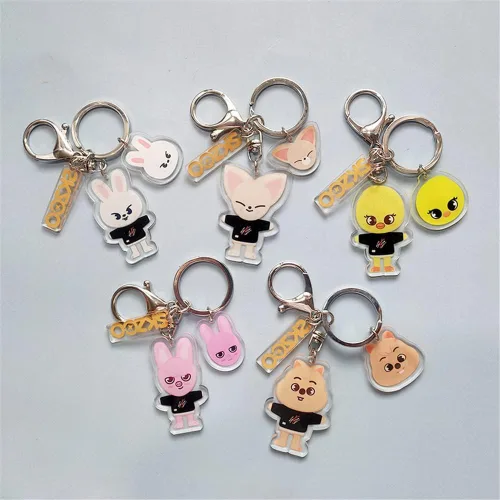 Vista 3 de Llavero Stray Kids 2 piezas SKZOO con personajes de peluche y llavero acrílico para mujeres y niñas