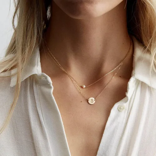 Vista 2 de Yoosteel Collares de perlas con inicial en capas para mujer, moderno, delicado collar de perlas chapado en oro de 16 quilates para mujer, collar