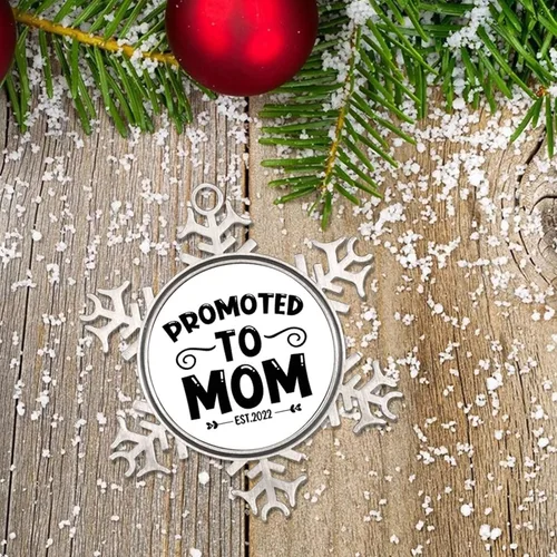 Vista 6 de Promoted to Mom Est 2022 Adornos de metal divertidos adornos de Navidad, recuerdo colgante de copo de nieve para invierno, Año Nuevo, decoración
