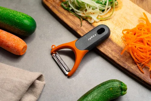 Vista 12 de Zyliss Julienne Y Peeler - Hoja de acero inoxidable ultra afilada para zanahorias, calabacines y papas, agarre ergonómico de paja de trigo, cortador