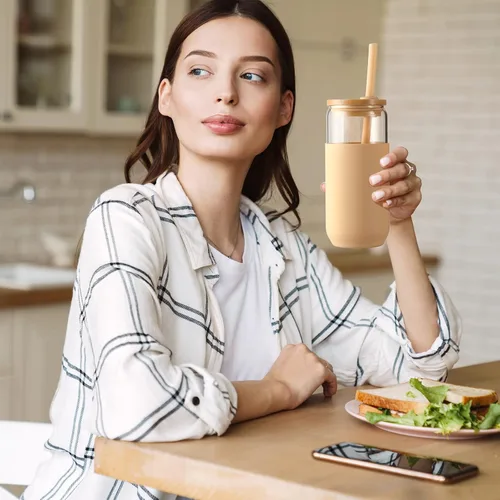 Vista 4 de Vaso de agua de vidrio de 20 onzas con funda protectora de silicona - Vasos de vidrio tipo lata de cerveza con pajita y tapa de bambú, vasos