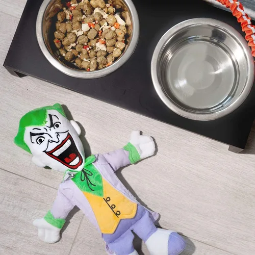 Vista 5 de DC Comics Crowded Coop - Juguete chirriante para masticar perro de felpa Joker, juguete masticable ligero a moderado, 13 pulgadas