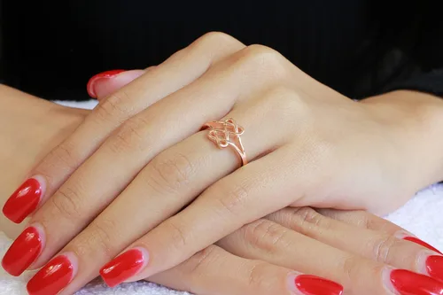 Vista 2 de CloseoutWarehouse Anillo de plata de ley con corazones infinitos (opciones de color, tamaños 2-15)