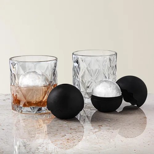 Vista 3 de Godinger Vasos de whisky Barware Old Fashion con 2 moldes de bolas de hielo de whisky refrigerado, juego de 2