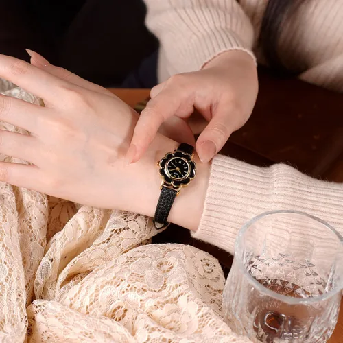 Vista 4 de CARLIEN Reloj de cuarzo dorado creativo con forma de flor para mujer, correa de cuero ligero, elegante, elegante, para mujer