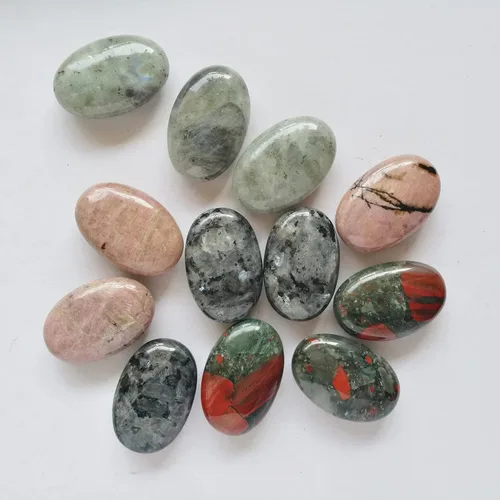 Vista 3 de Piedra de sangre africana, mini bolsillo ovalado de palma curativa, cristal curativo, spa, piedra energética, cristales y piedras curativas