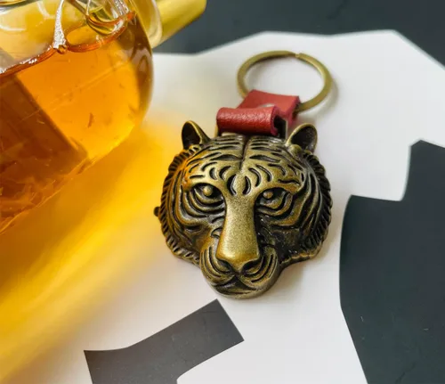 Vista 4 de FineUwork 10 llaveros para abridor de botellas de cerveza de tigre, accesorios geniales de llavero de anime, organizador de llavero gótico