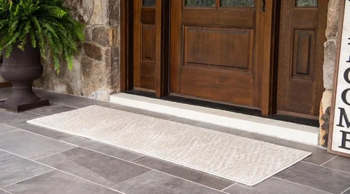 Vista 4 de Rugs.com Sabrina Soto Outdoor Collection Alfombra – 2 x 6 pies alfombra de tejido plano beige perfecta para pasillos y entradas