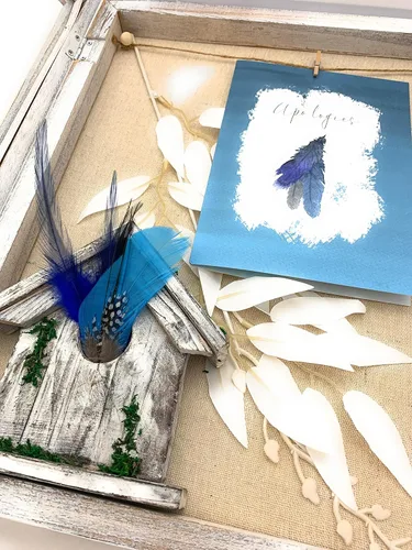 Vista 5 de Smiling Wisdom - Tarjeta de felicitación de disculpas y plumas que simbolizan disculpas y perdón - Hombres Mujeres Pareja Familia - Pluma azul