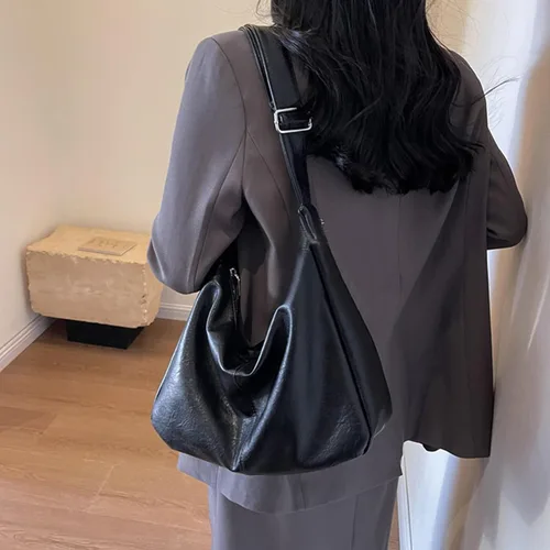 Vista 4 de Bolsos Hobo holgados para mujer, de cuero vegano, bolso de hombro marrón para uso diario, bolso cruzado diario