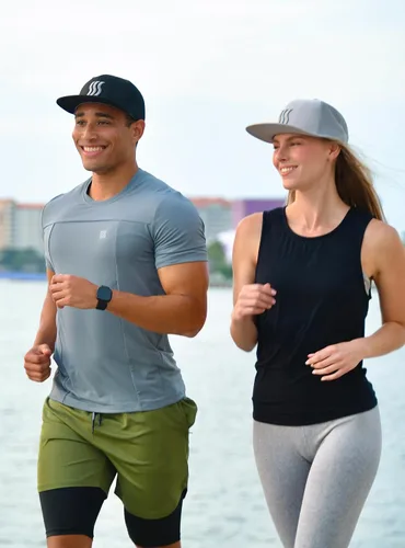Vista 7 de SAAKA Gorra de rendimiento Snapback para hombres y mujeres. Ajuste ajustable y absorbe el sudor. Ideal para correr, tenis y golf.