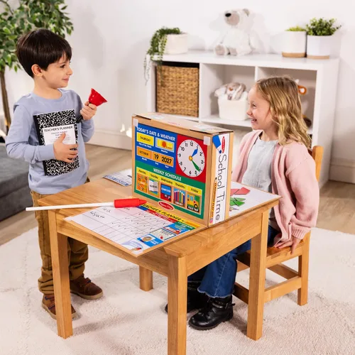 Vista 2 de ¡Melissa & Doug, hora de clases! Juego de aula de clases, puedes ser profesor o estudiante.