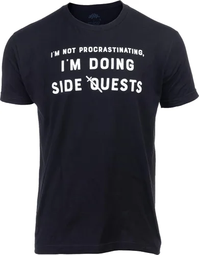 Vista 2 de Camiseta divertida con el juego de bromas con texto en inglés "I'm Not Procrastinating, I'm Doing Side Quests