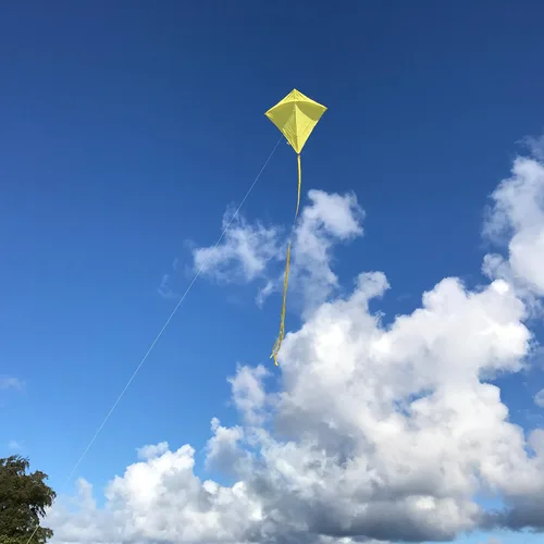 Vista 3 de In the Breeze Cometa de diamante de color sólido, 30 pulgadas Amarillo
