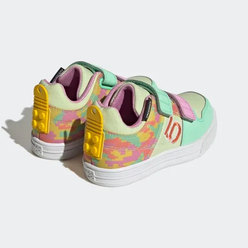 Vista 5 de adidas Five Ten Freerider x Lego - Zapatos para bicicleta de montaña para niños, Resplandor verdesemi coralorquídea de felicidad