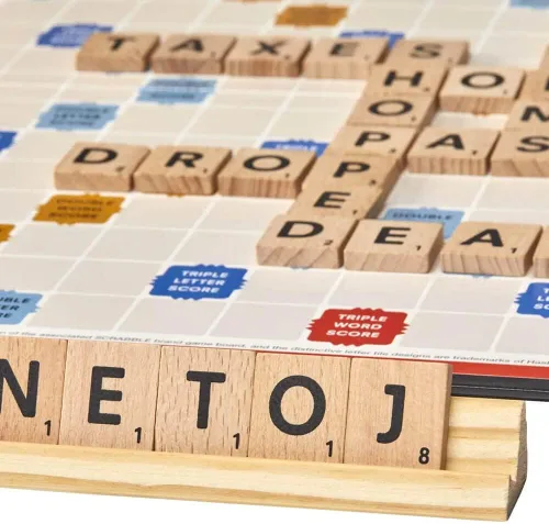 Vista 6 de Hasbro Gaming Juego de mesa Scrabble, juegos clásicos de palabras para niños de 8 años en adelante, divertido juego familiar para 2 a 4 jugadores