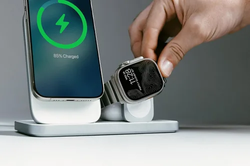 Vista 8 de NOMAD Stand One Max Silver, estación de carga de Apple, soporte de carga MagSafe Qi2 de 25 W para iPhone, Apple Watch y AirPods, estación de carga