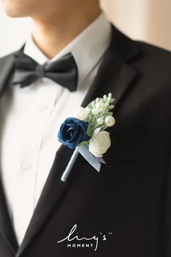Vista 2 de Ling's Moment Paquetes de flores de boda prearreglados en azul polvoriento y azul marino, paquete de boutonnieres y ramilletes de muñeca