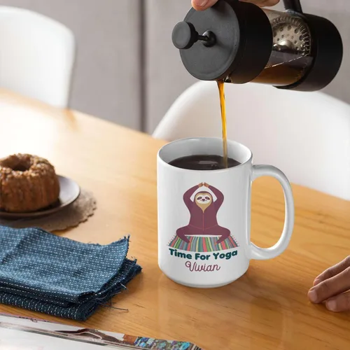 Vista 4 de Taza de café personalizada con nombre para yoga, taza de té de yoga con divertido diseño de perezoso, taza de inspiración para yoga y amantes