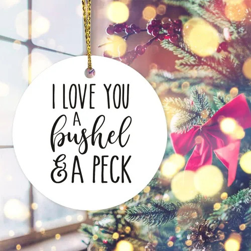 Vista 4 de Adorno de Navidad con texto en inglés "I Love You A Bushel & A Peck", adornos conmemorativos personalizados, adornos conmemorativos tradicionales