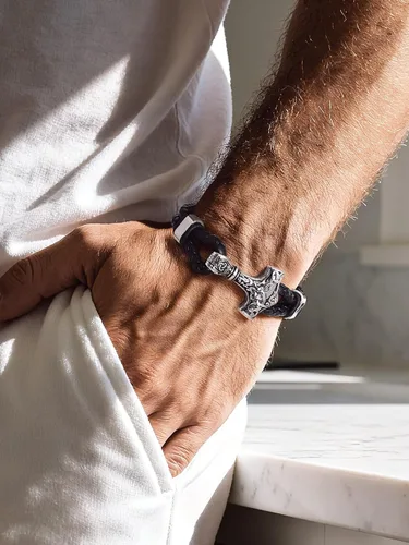 Vista 4 de Bandmax Pulsera trenzada de cuero negro para hombre con colgante gótico punk, pulsera de cuero con hebilla de acero inoxidable, paquete de regalo
