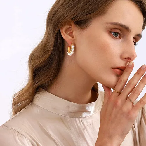 Vista 2 de Aretes de aro de perlas para mujer, chapados en oro de 14 quilates, aretes de perlas ligeras de perlas blancas, aretes gruesos