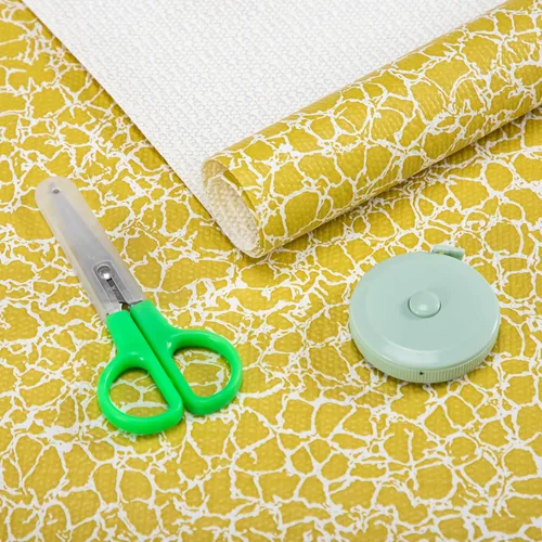 Vista 18 de Revestimiento de estante de 12 x 120 pulgadas con tijeras y cinta métrica para armarios de cocina, forro de cajón de PVC para tocador de baño, Negro